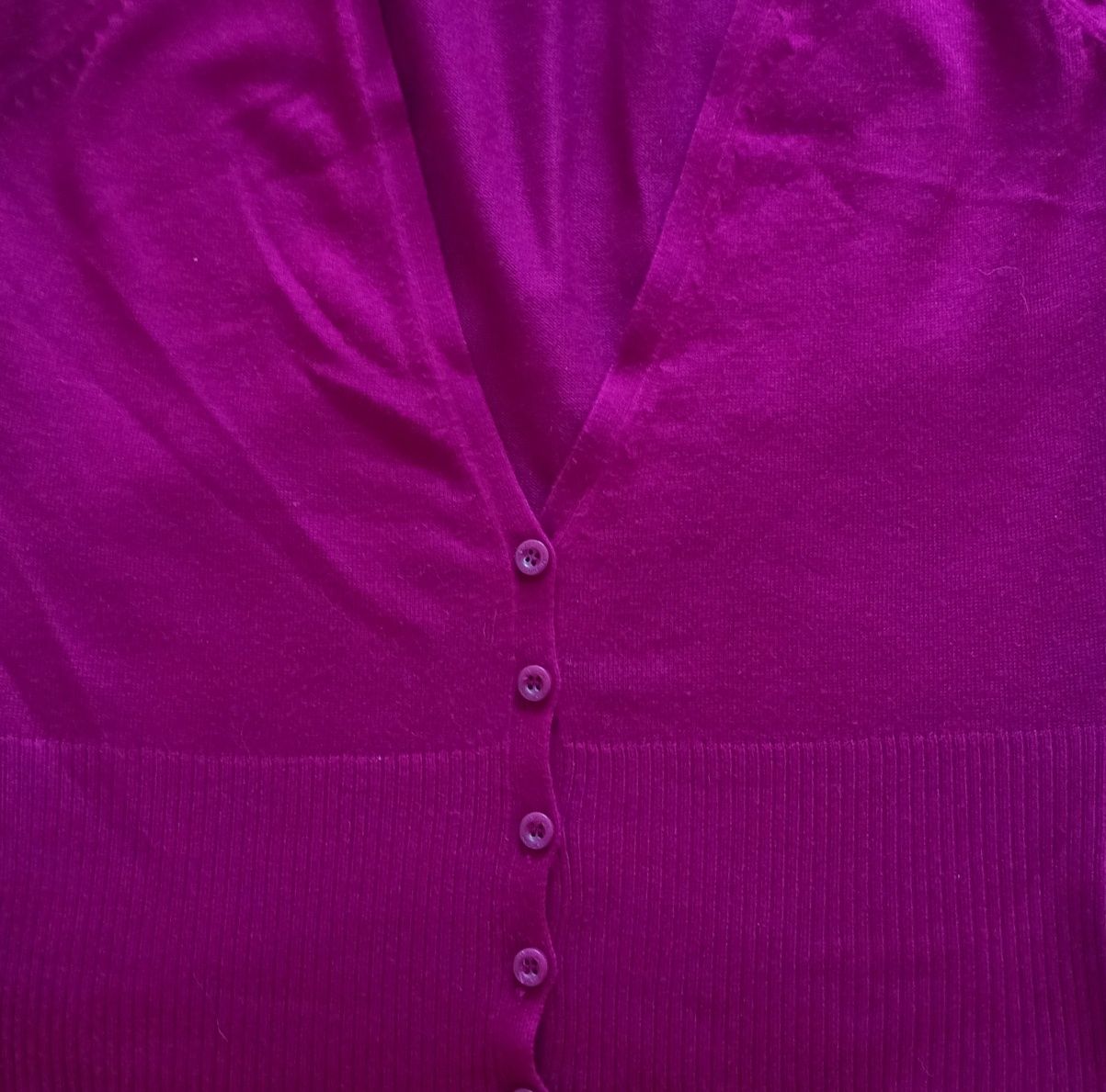 Casaco curto em malha violeta Mango