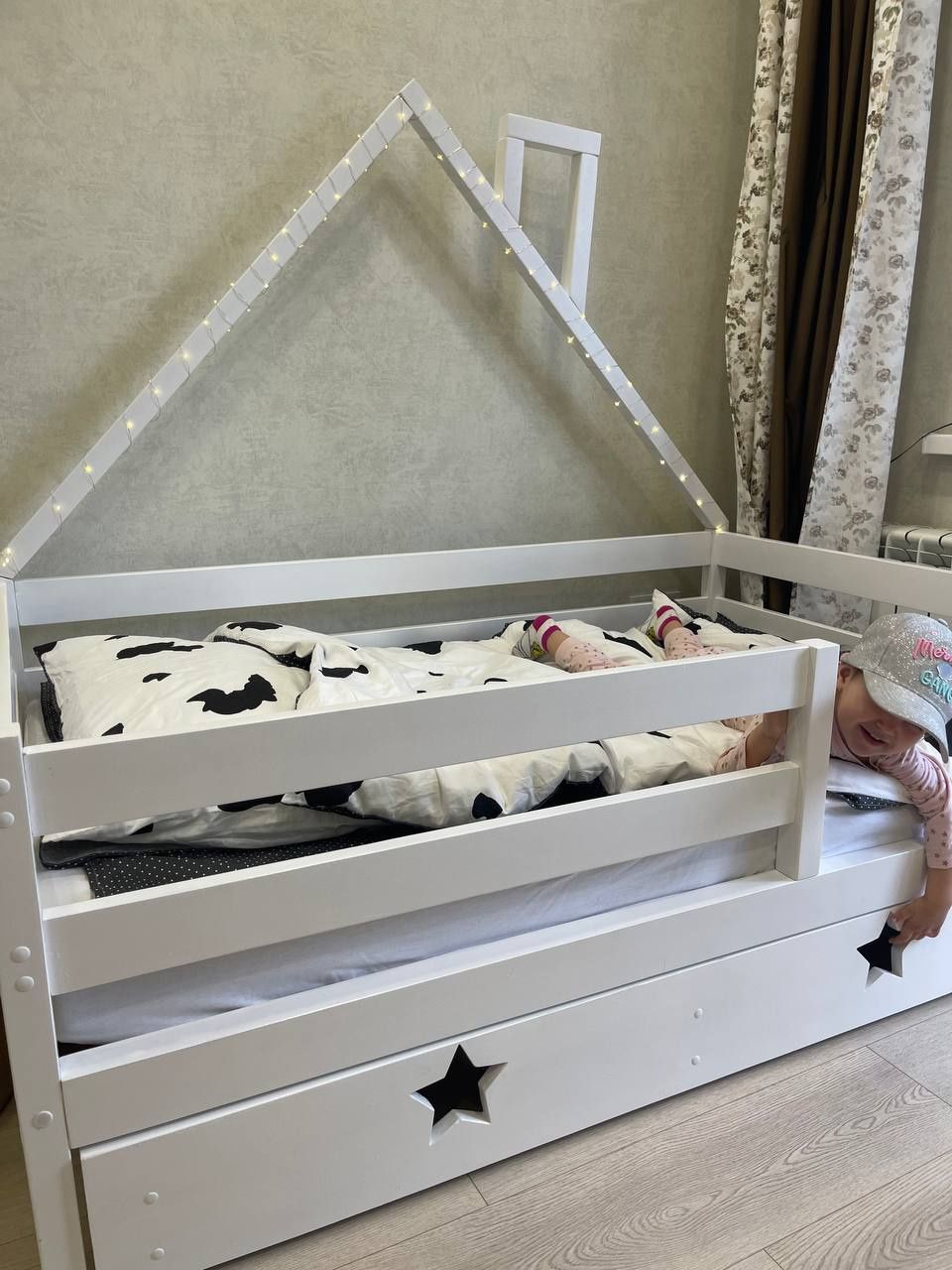 Кроватка с вилвежним ящиком для постельного белья(белая)
