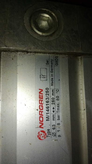 Siłownik pneumatyczny liniowy