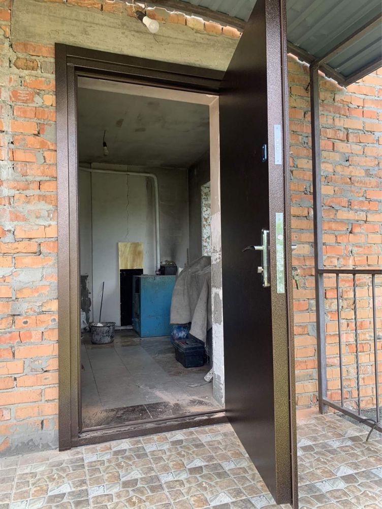 Металеві двері для вхідних груп житлових комплексів