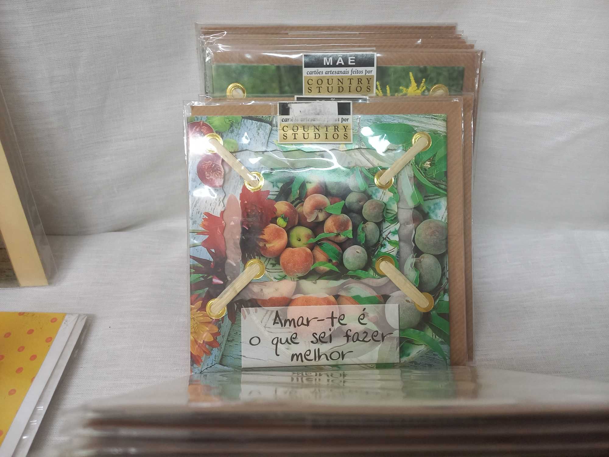 Postais artesanais com tematicas diversas e frases giras