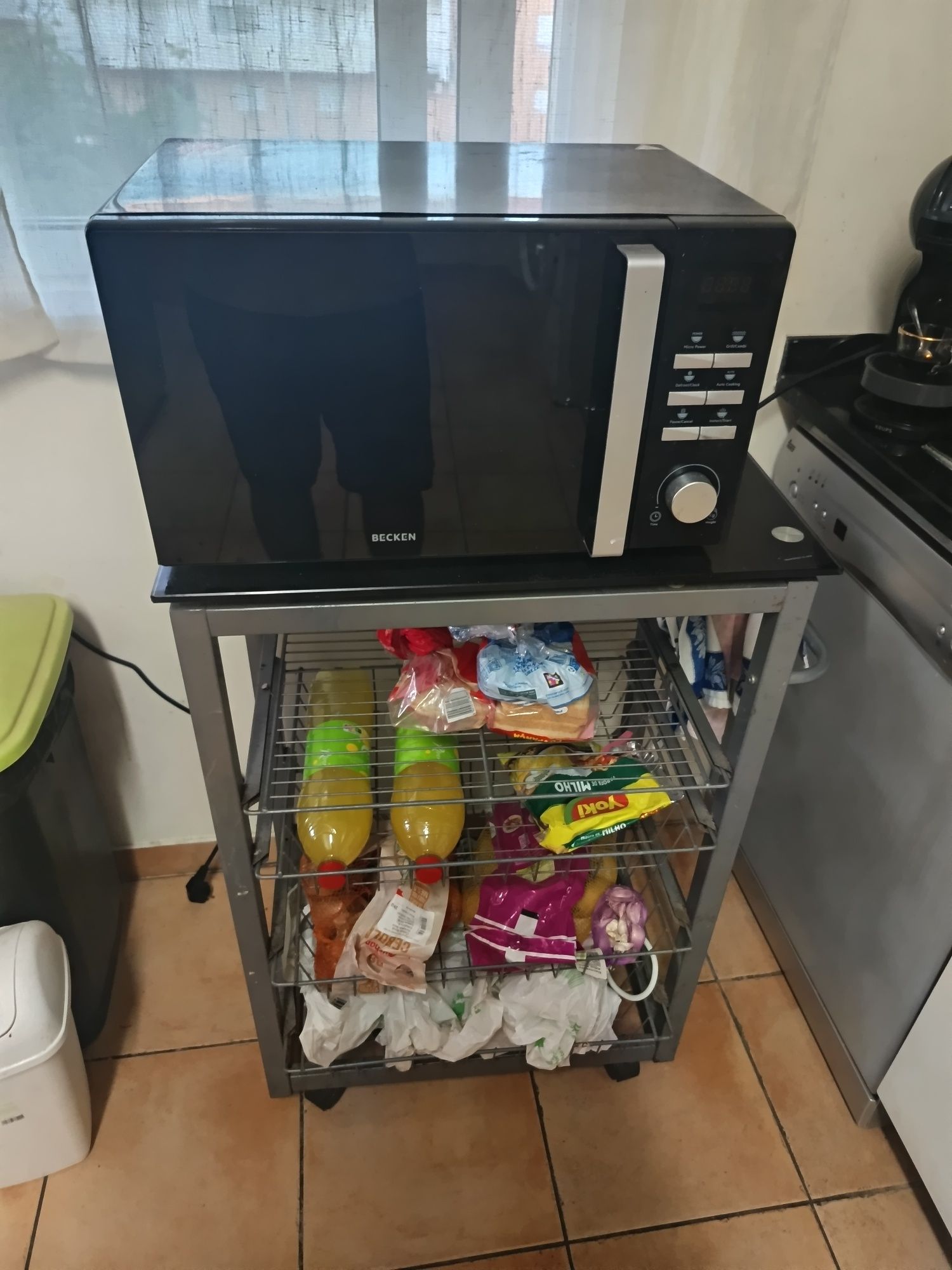 Móvel de cozinha e microondas