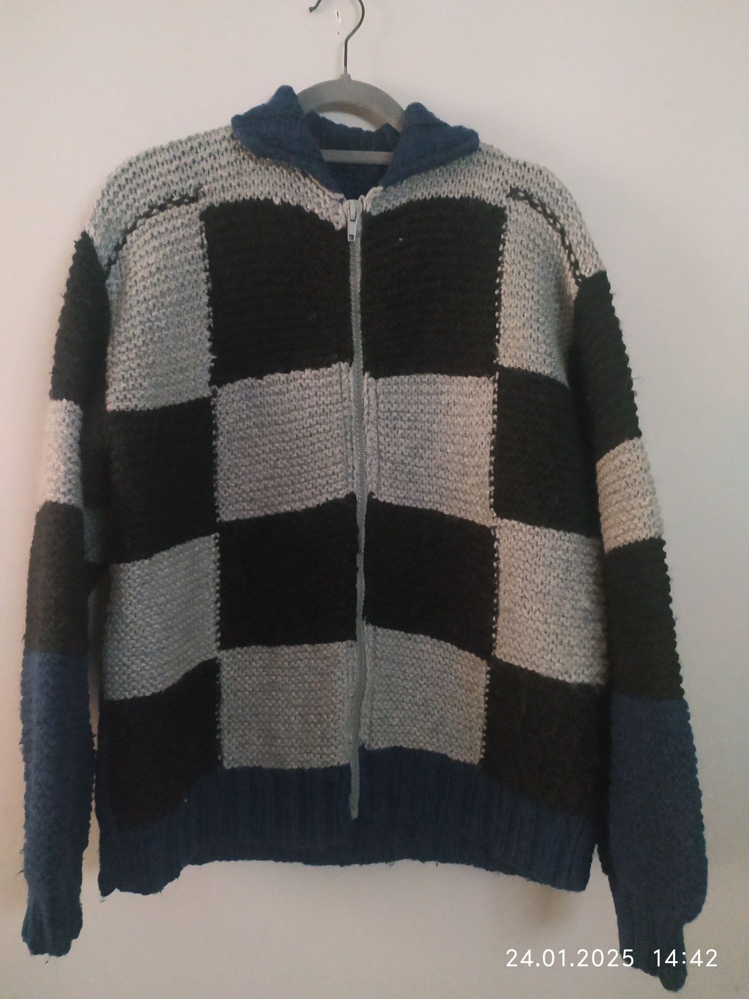 Gruby swetr robiony na drutach M/L