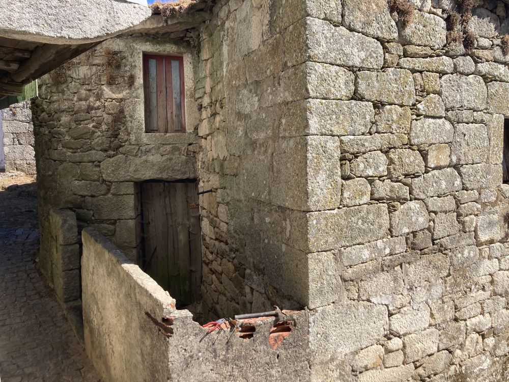 Casa em pedra para reconstrução em Avões - Lamego