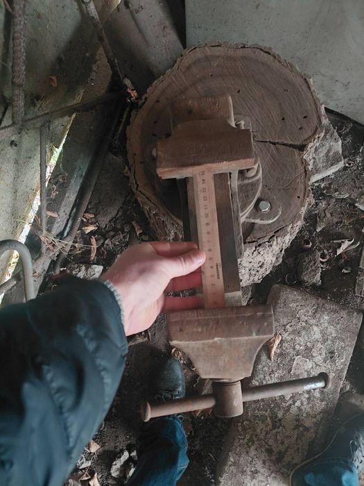 Тиски,продаються за 2500грн