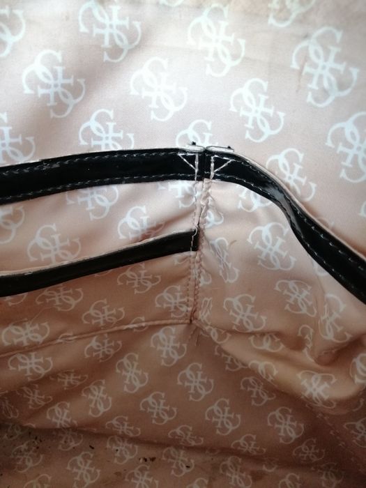 Czarna lakierowana torebka Guess