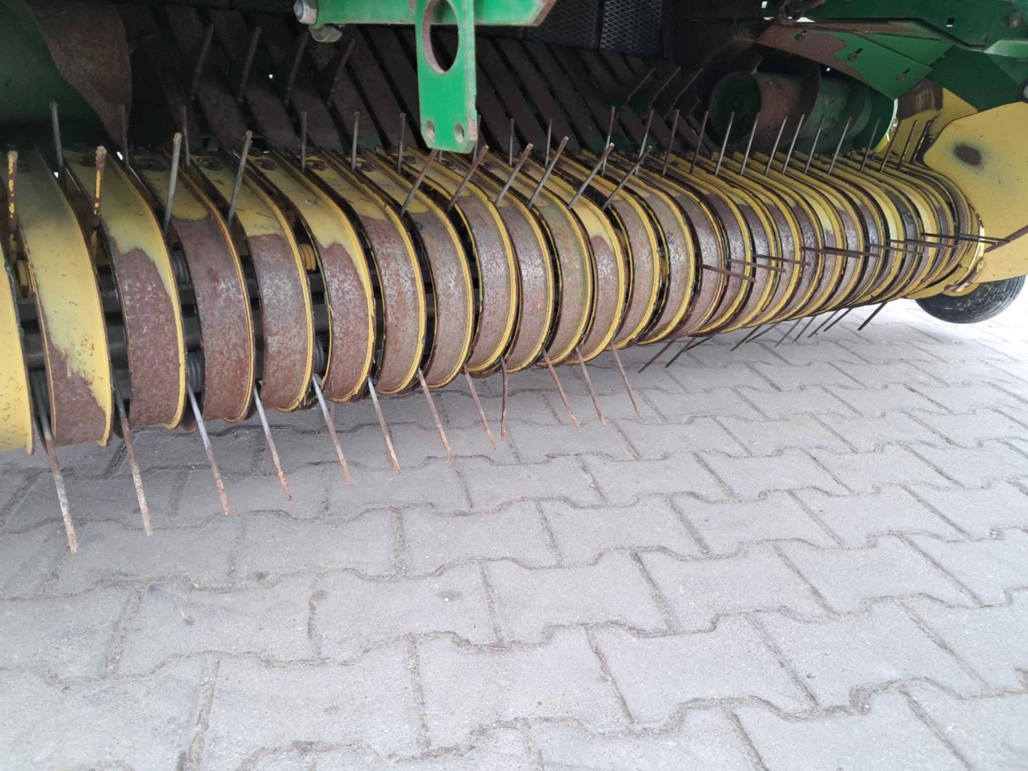 Prasa rolująca John Deere 592 siatka sprowadzona pasowa