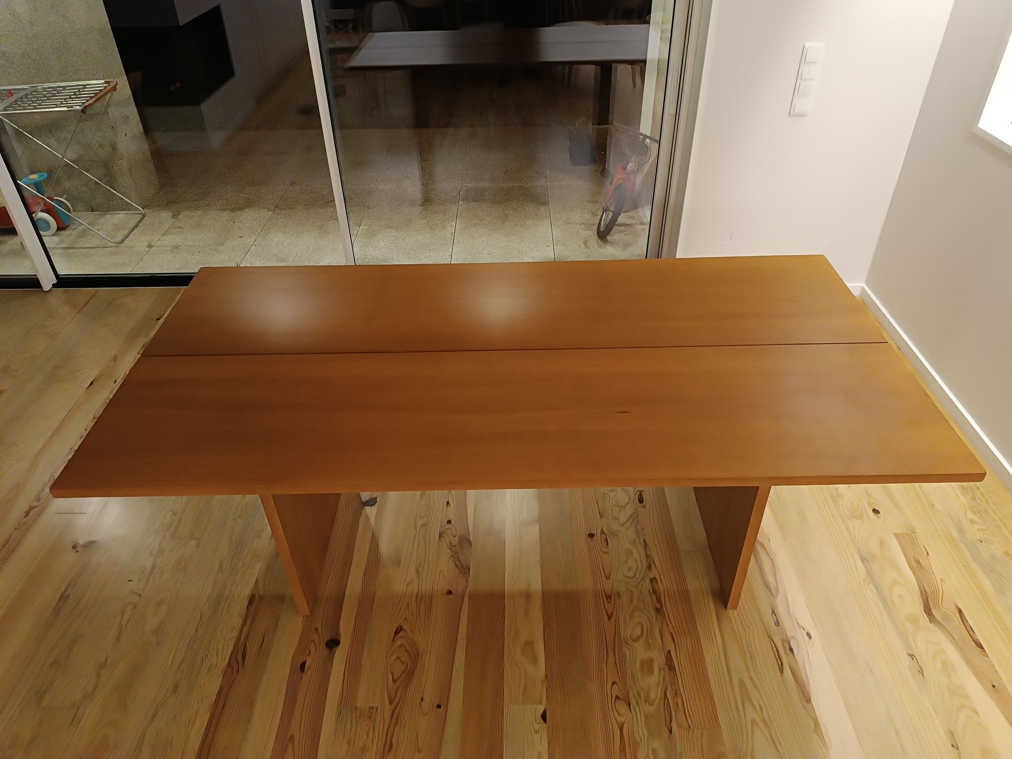 Mesa de jantar em madeira maciça 10 pessoas