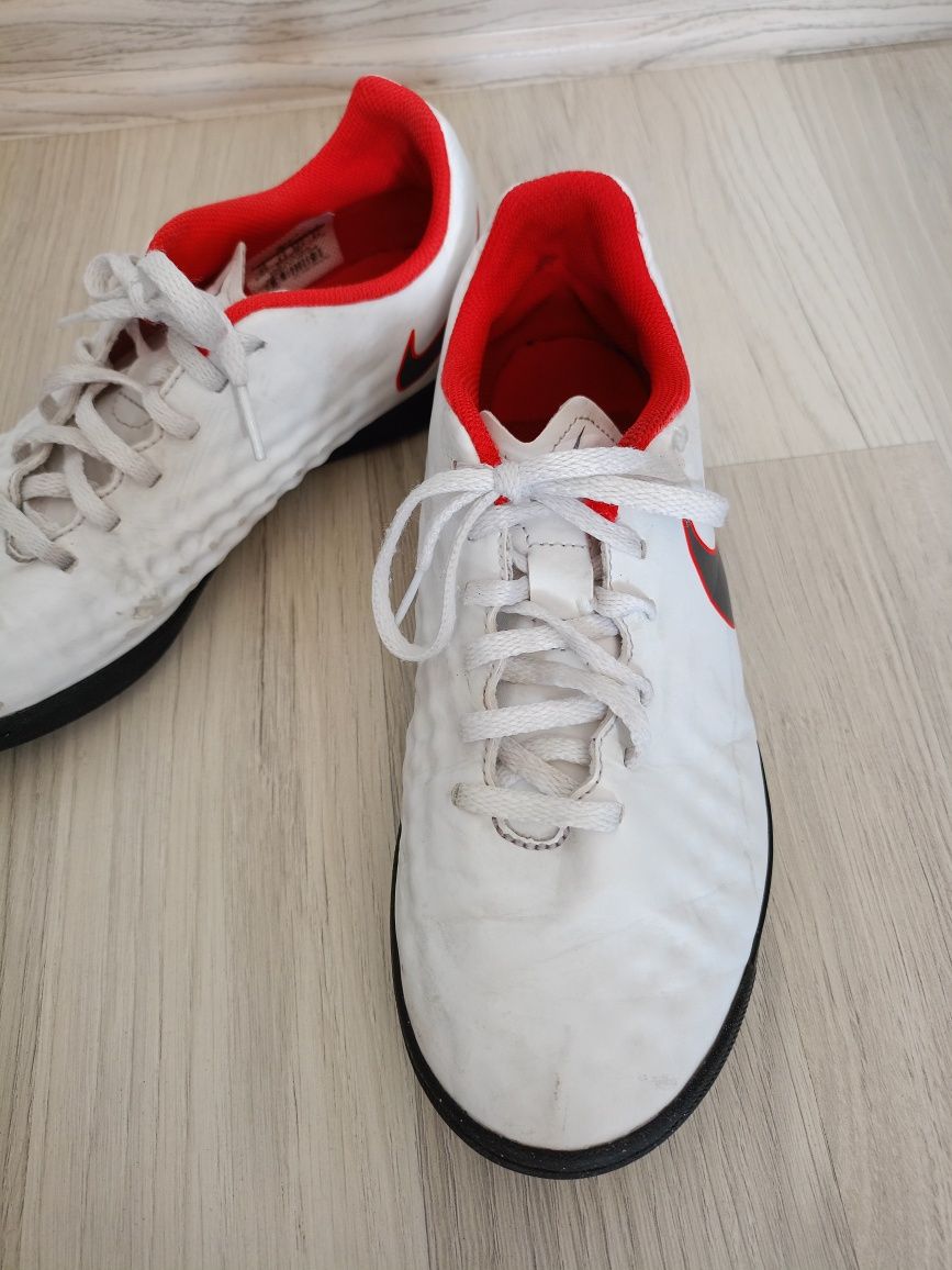 Halówki Nike r.38.5