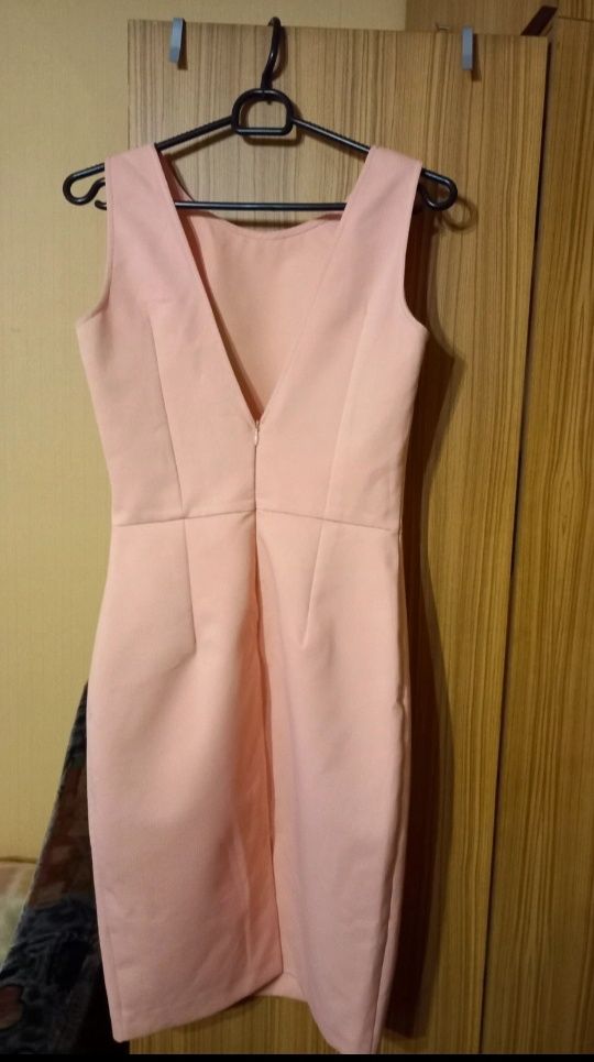 Pudrowa elegancka sukienka