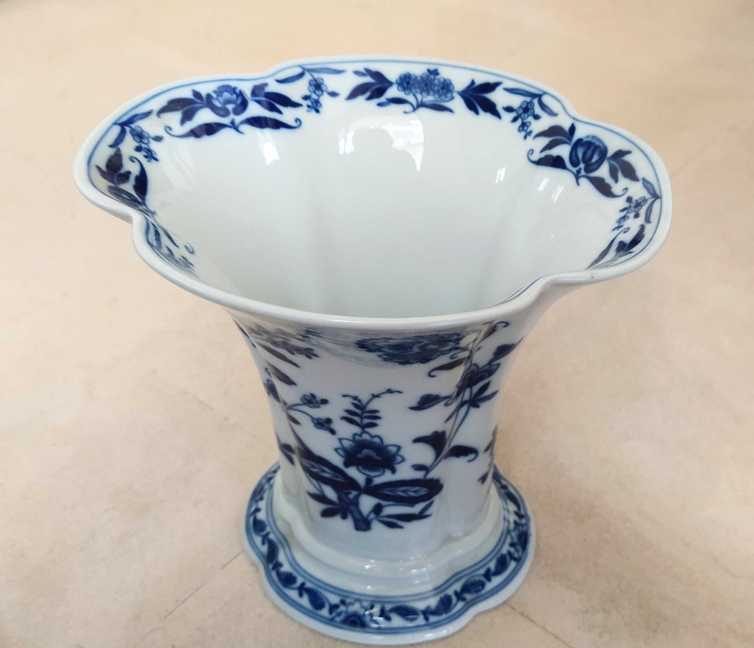 Vaso pequeno Eduardo II porcelana Margão da Vista Alegre