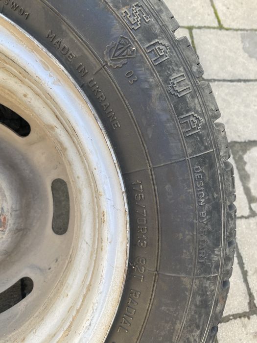 Продам шини з дисками 175/70 r13