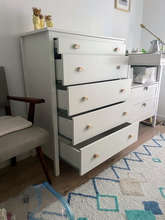 Cómoda IKEA KOPPANG branca com puxadores Zara Home