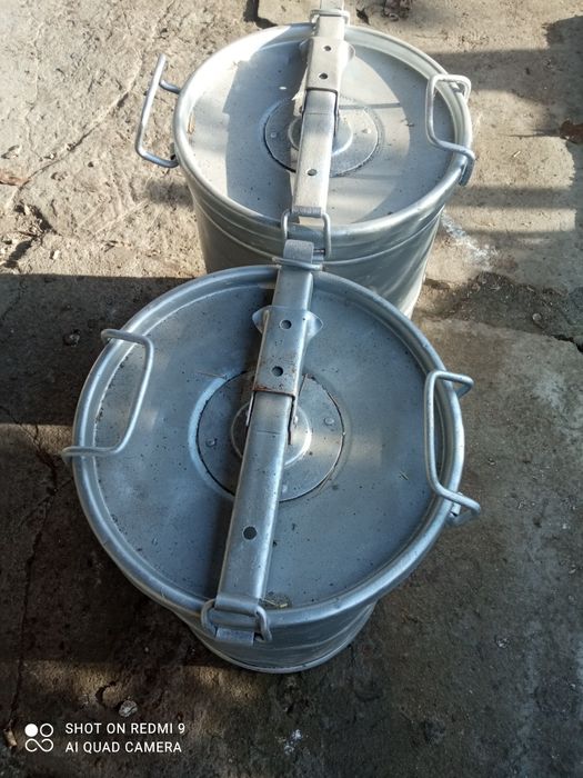 Бочки под зерно И для других целей,Бидони 40л В хорошем состояние.