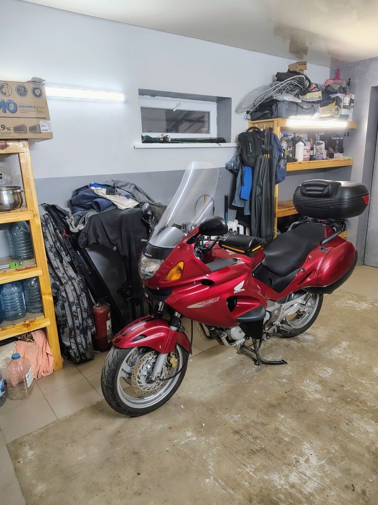 Мотоцик Honda Deauville 650