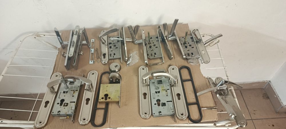 Zamki i szyldy drzwiowe zewnętrzne i wewnętrzne