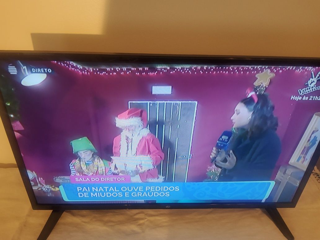 Televisão da marca Smart de 32"