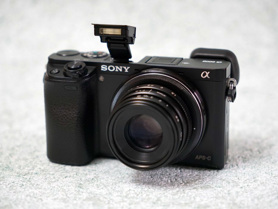 SONY Alpha a6000 + объектив f/1.6 35mm • APS-C 24,3 Мп • Wi-Fi • NFC