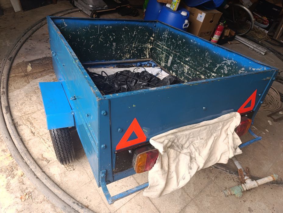 Atrelado com pneus novos