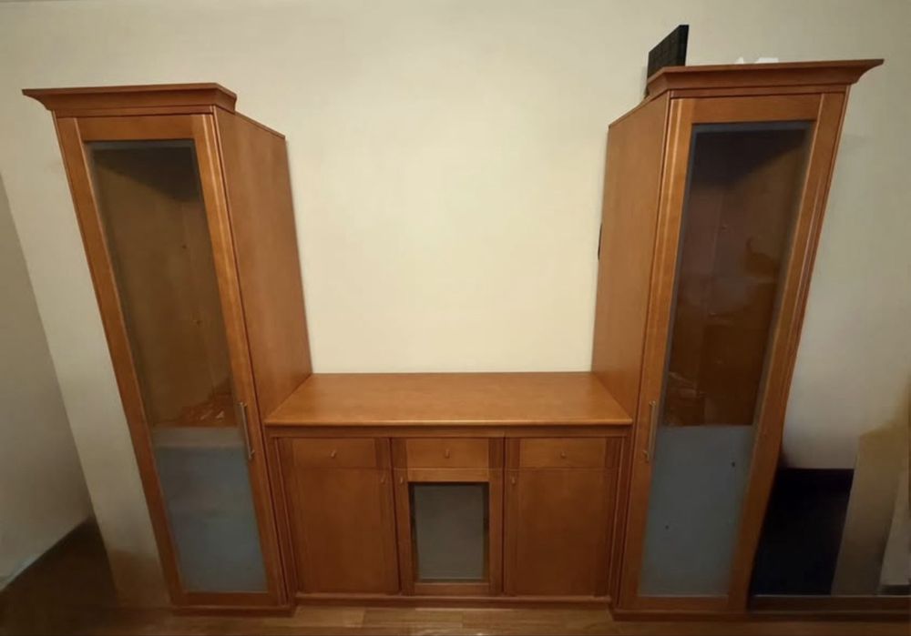 Mobilia em cerejeira.