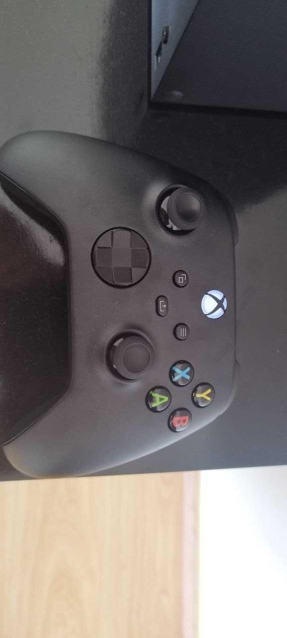 Xbox Series X + Comando + Pilhas Recarregáveis (Inclui Caixa)