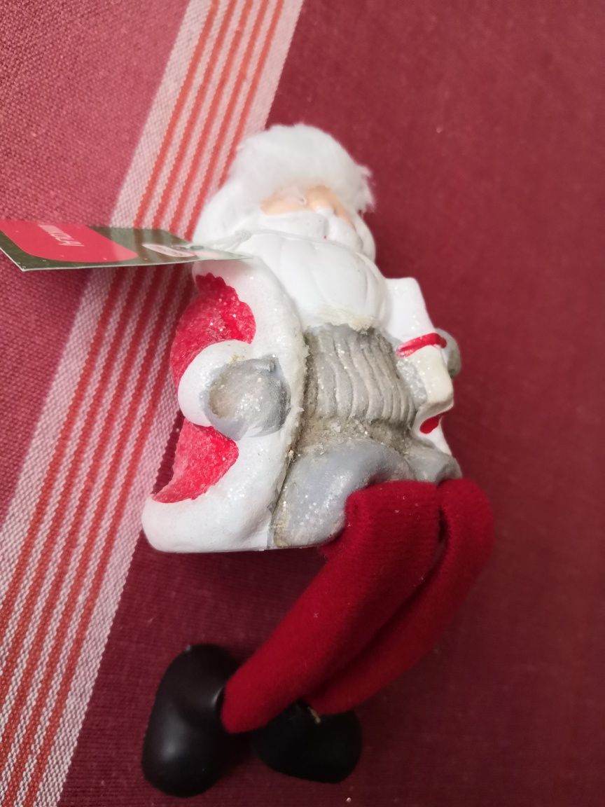 Siedzący Mikołaj srebrno - czerwony ceramika Boże Narodzenie, Merry Ch