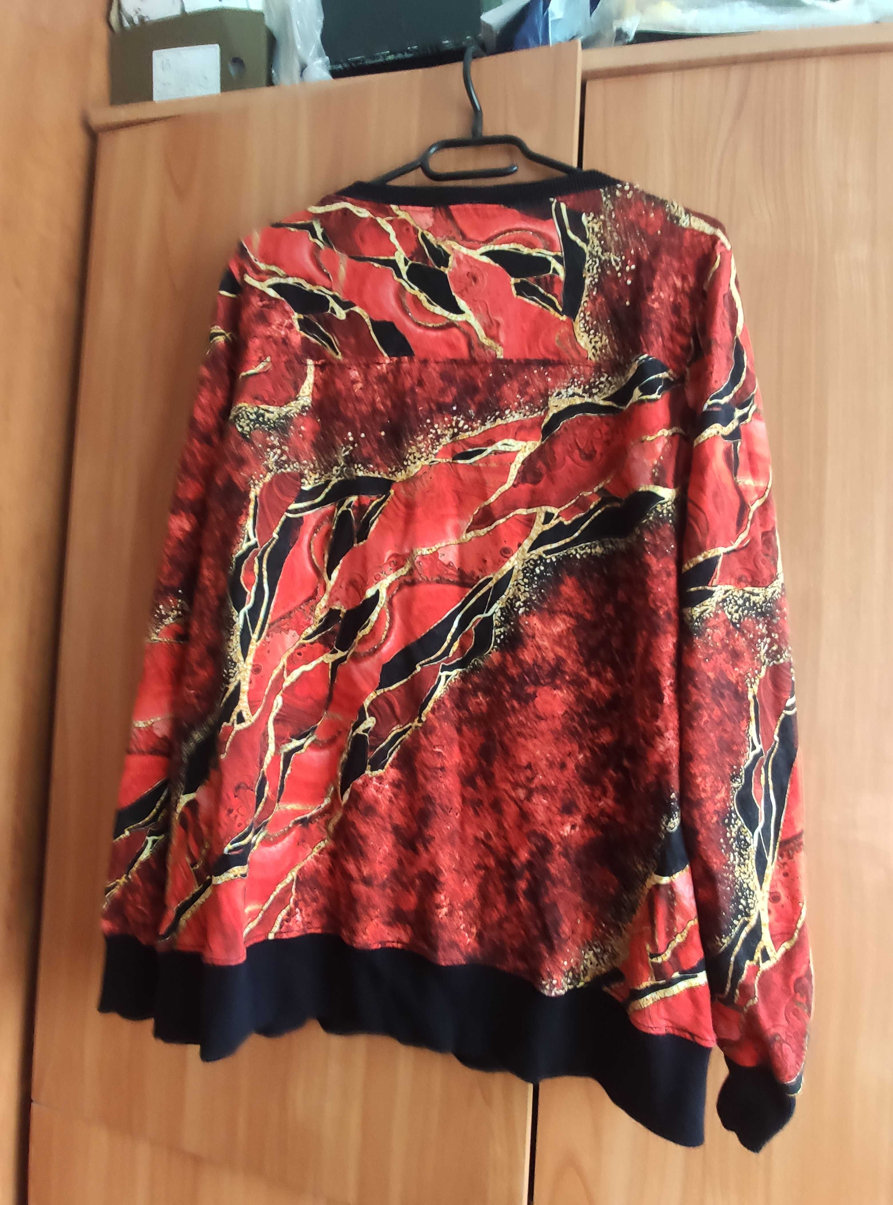 Czerwona bluza z kolorowymi wzorami