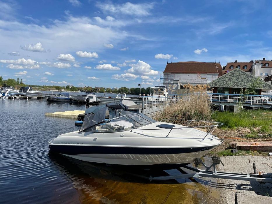 Катер Bayliner Capri 212
