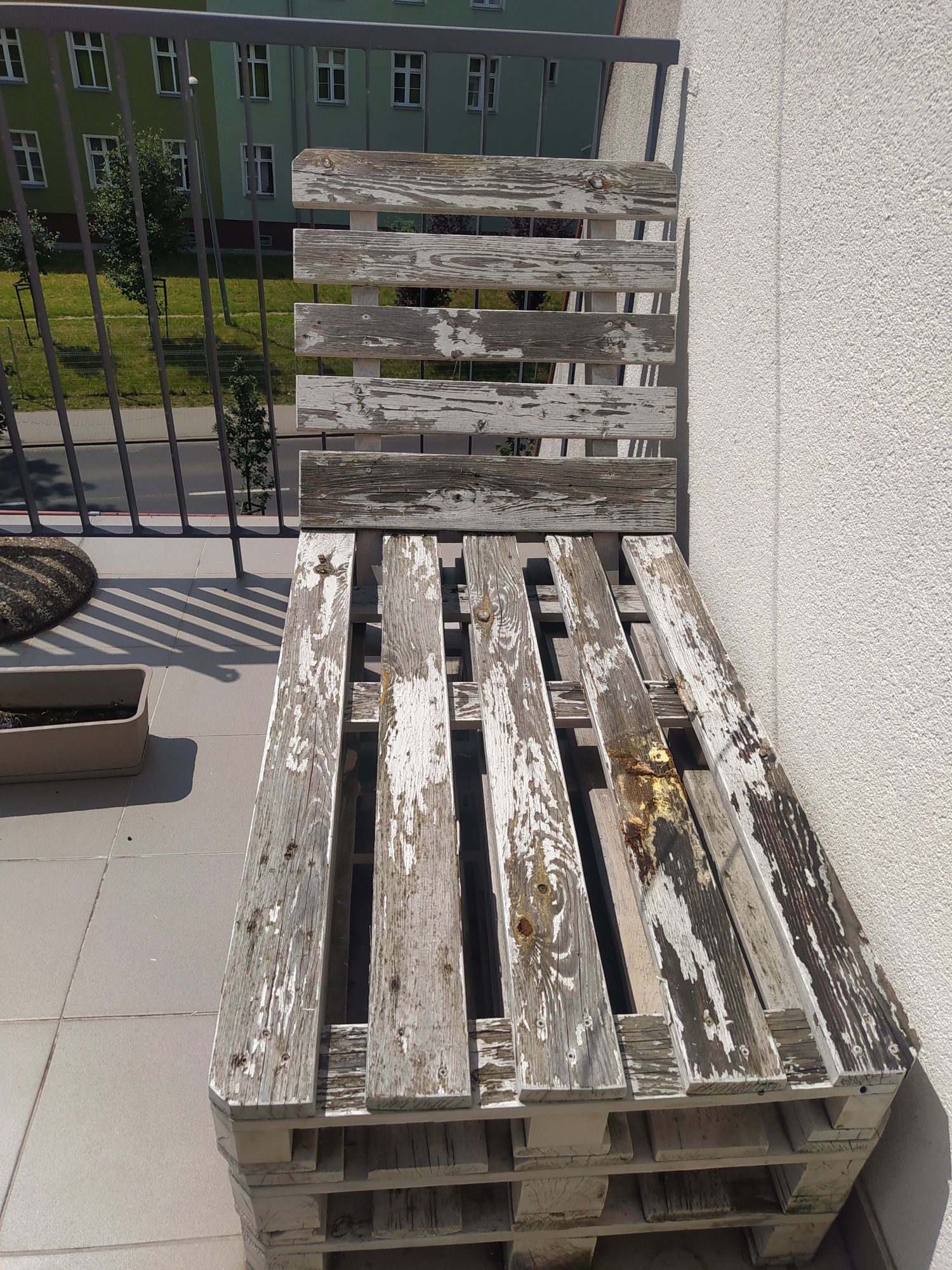 Leżak z palet na balkon/ogród