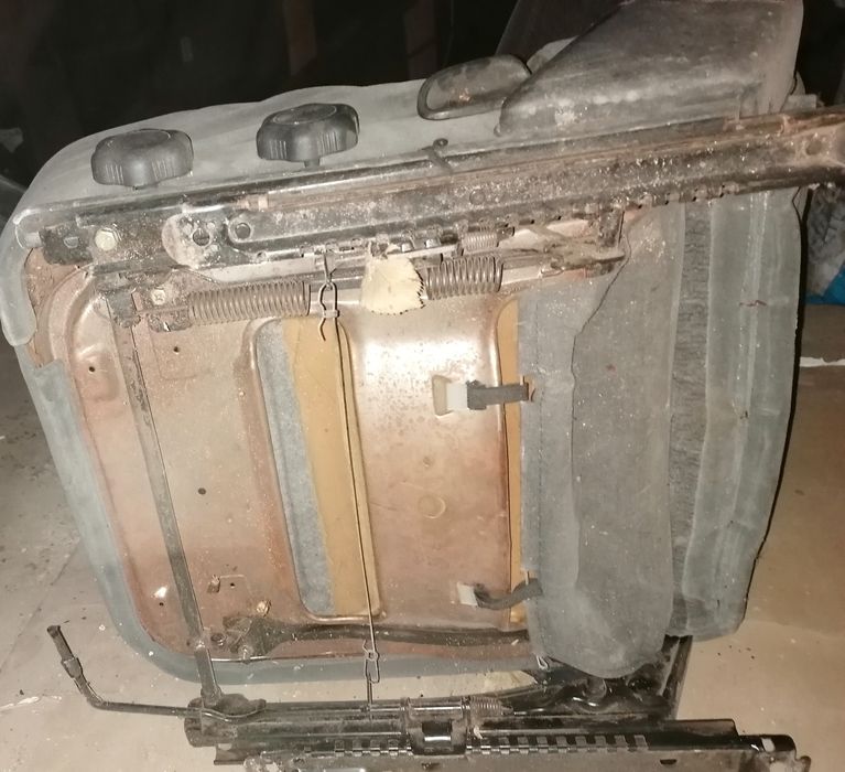 Автомобільні сідушки 
Стояли на ваз 2105 
Деталі за номиром 
066135987