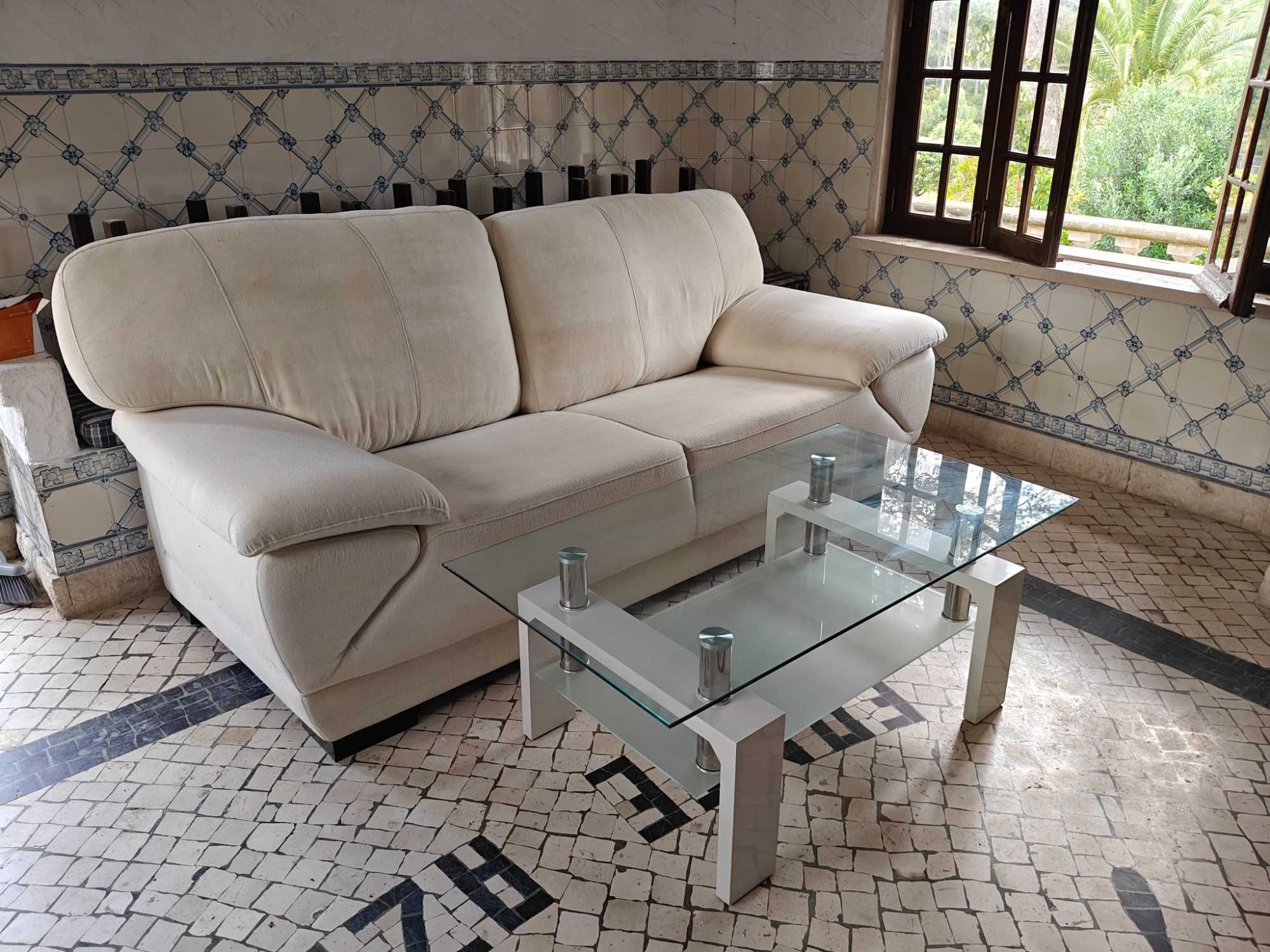 vender um sofá e uma mesa