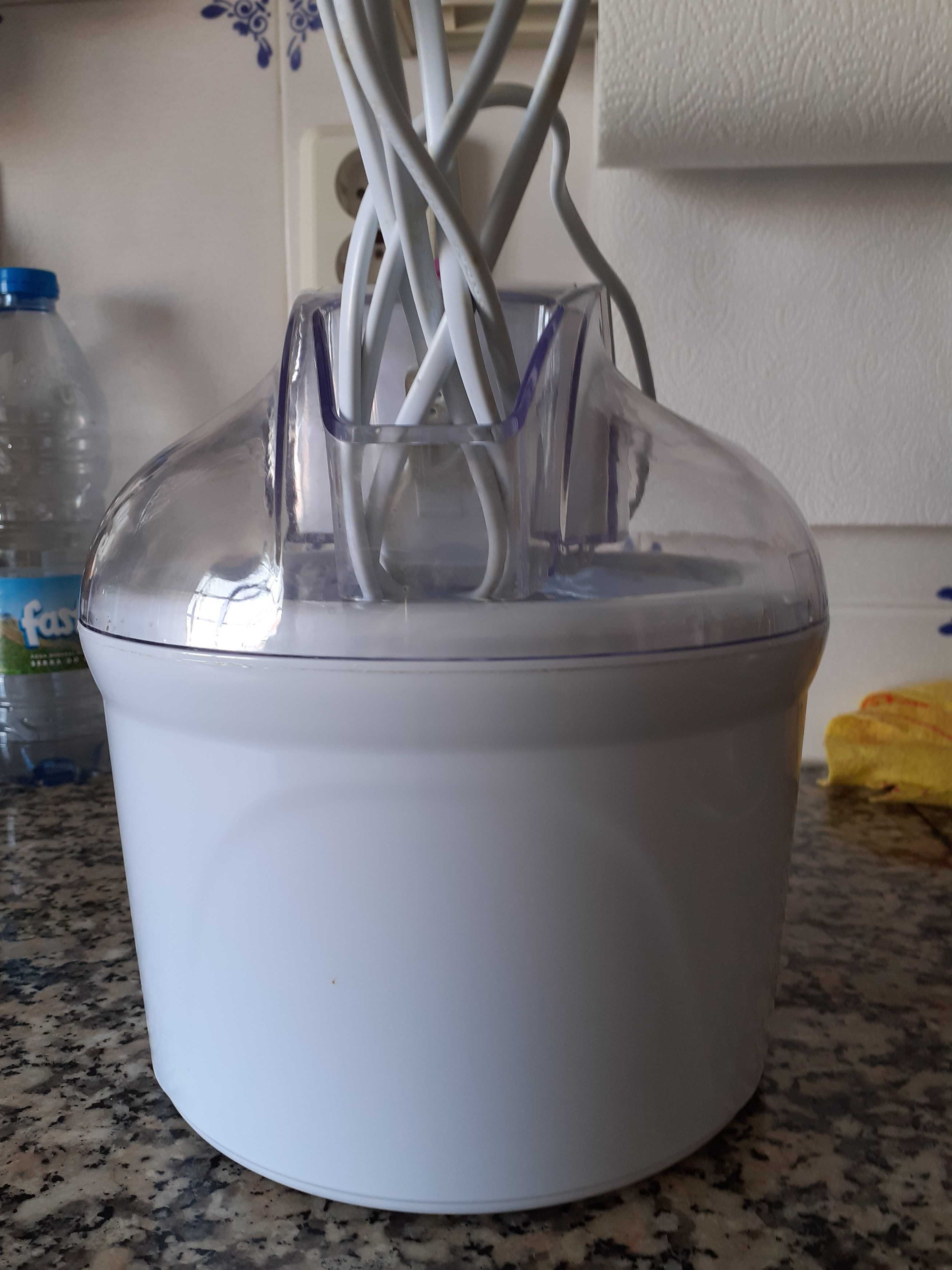 Máquina de confeccionar gelados usada duas vezes.