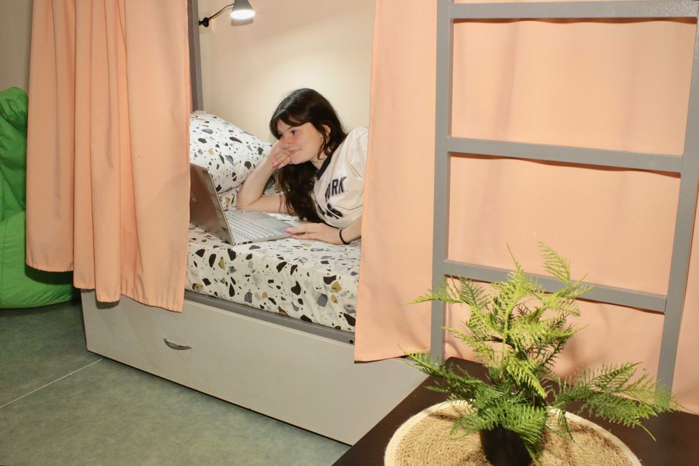 Место в комнате у метро Киев/ Дешевое жилье посуточно