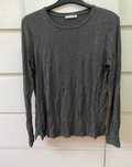 Camisola cinzenta escura, da Zara