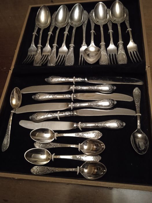 Набір столових предметівіі