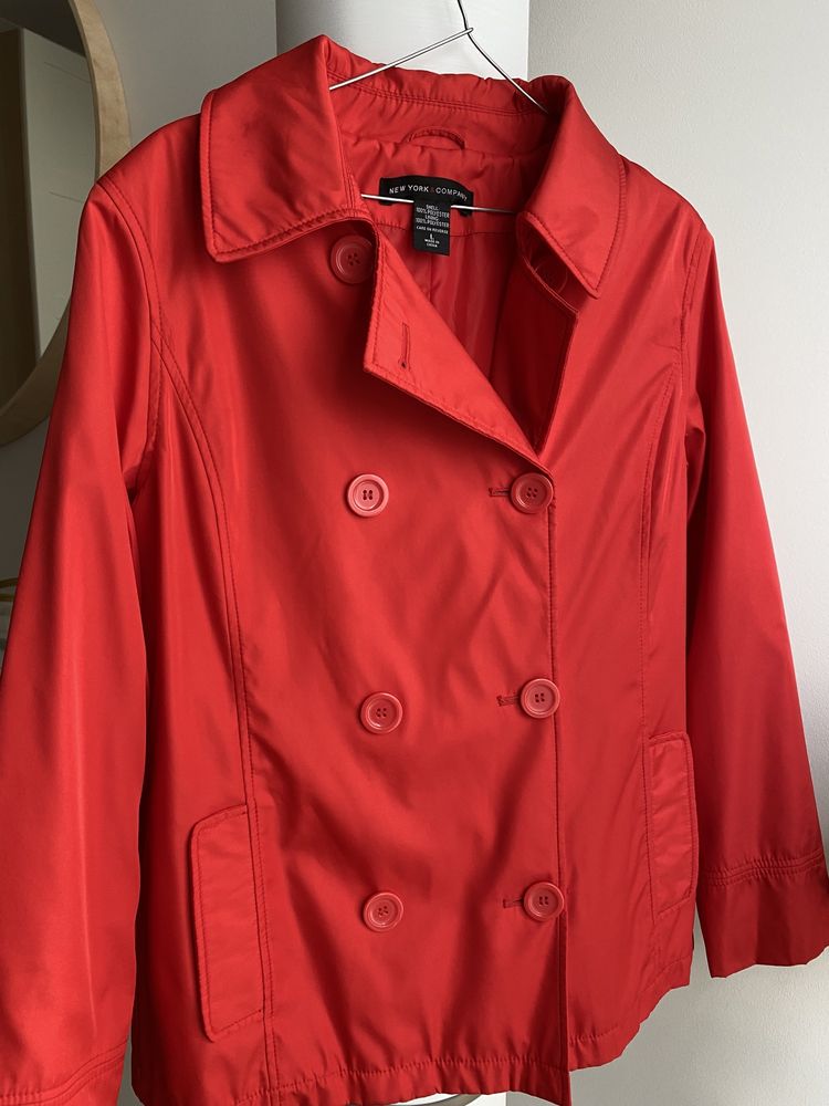 Czerwony płaszcz dwurzędowy