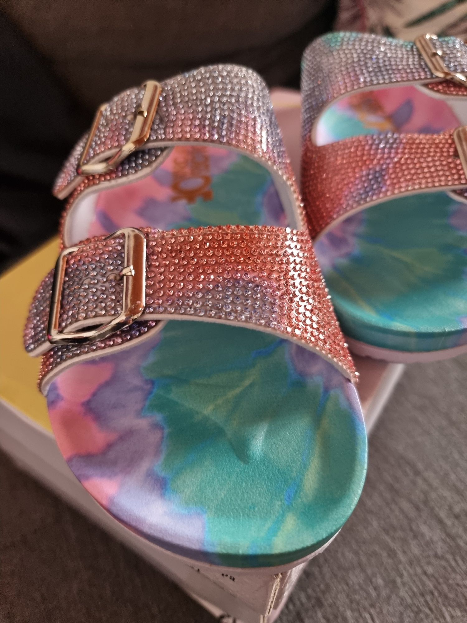 Sandálias coloridas com brilhantes 38
