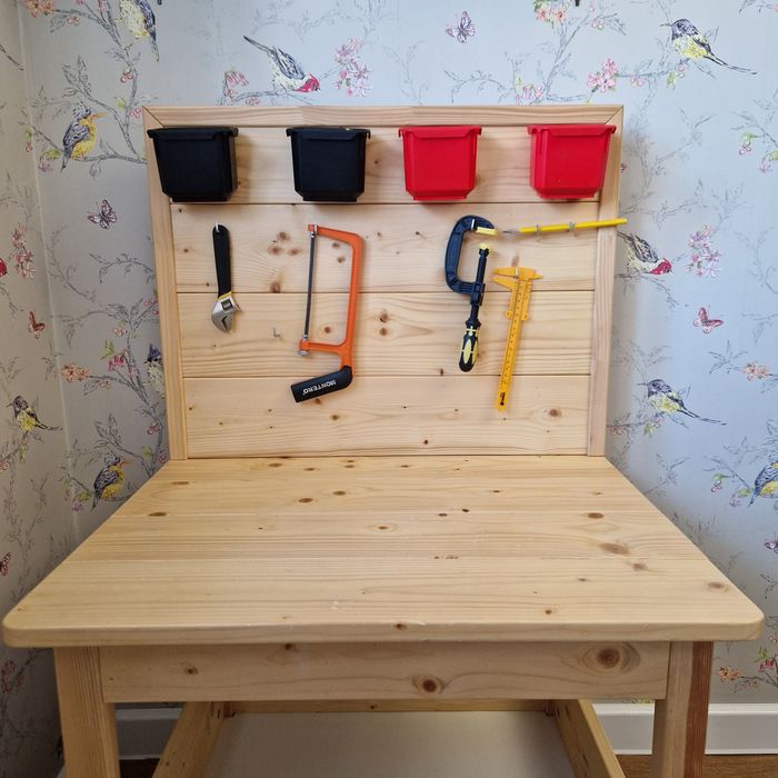 Дитячий верстак. Стіл з інструментами