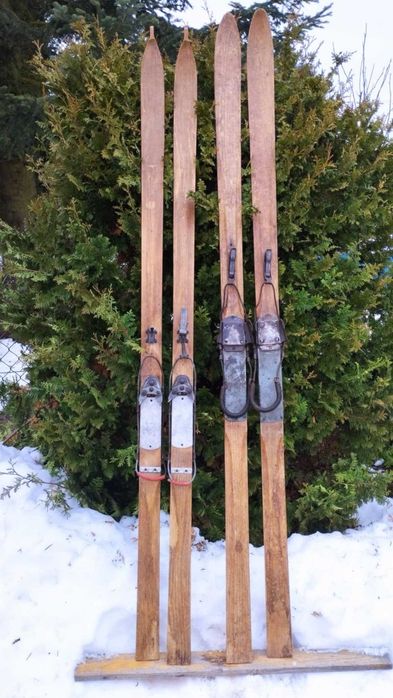 Zabytkowe drewniane narty