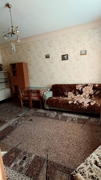 Велика кімната в гуртожитку зі своєю кухнею