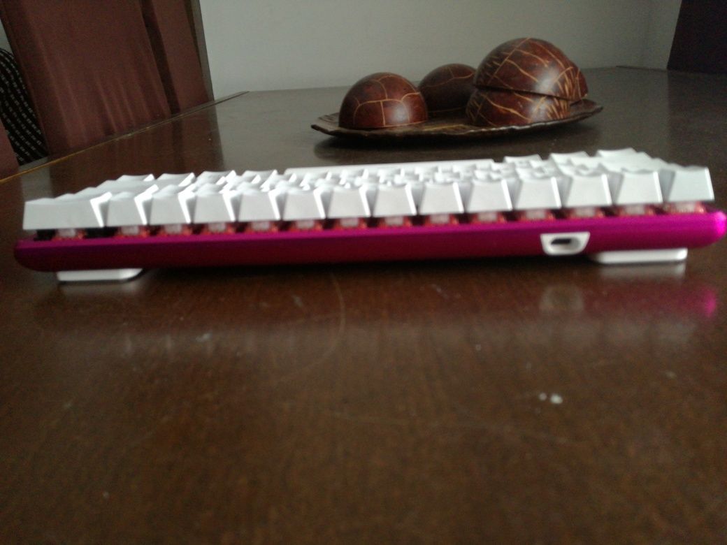 Teclado hyperx Alloy origins 60% white & pink