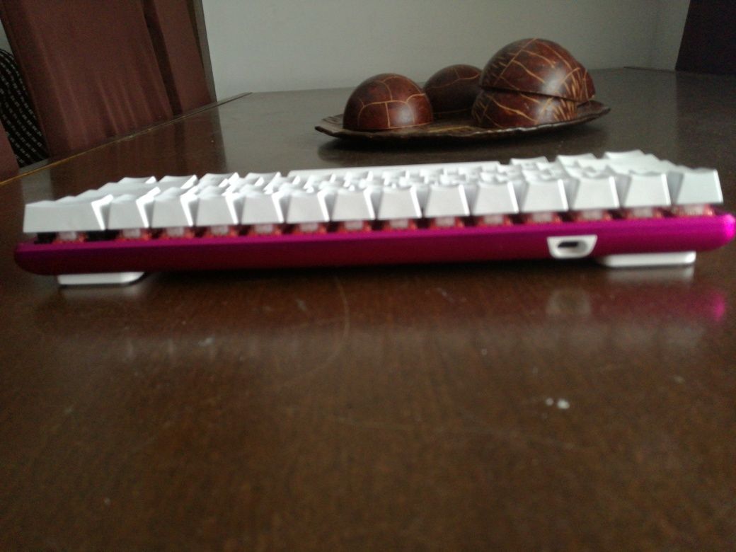 Teclado hyperx Alloy origins 60% white & pink