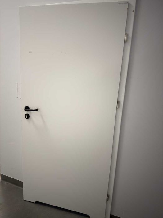 Drzwi wewnętrzne białe wraz z ościeżnicami