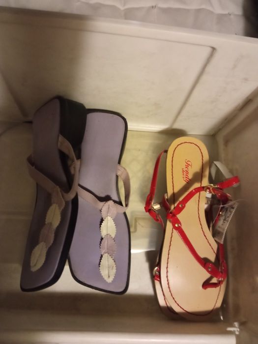 Sapatos botins e sandalias