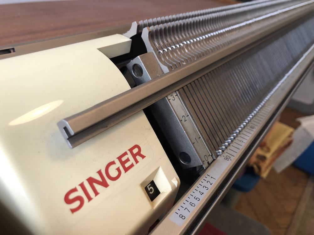 Máquina de tricotar Singer