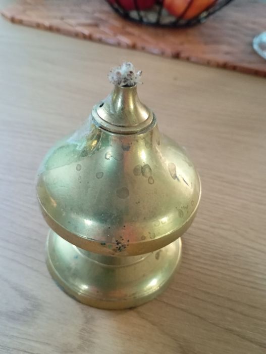 Mosiężna lampka oliwna