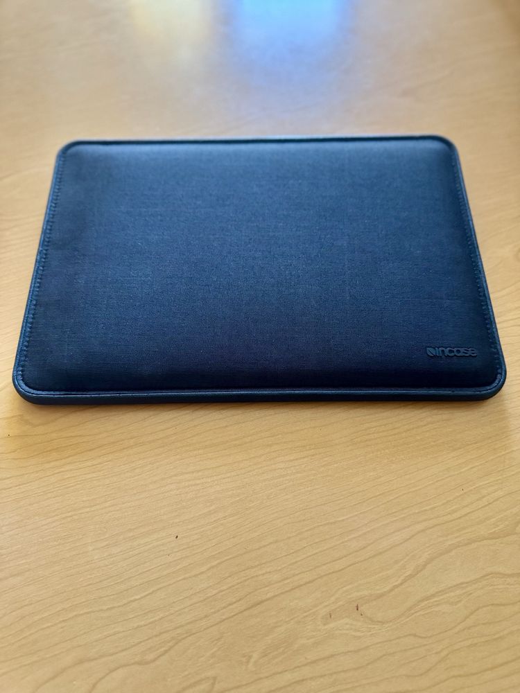 Capa Premium p/ MacBook Pro 14 – Incase ICON Sleeve (Como nova)
