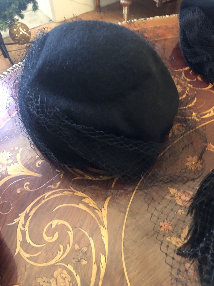 Conjunto de chapeus de senhora e um de homem muito antigos