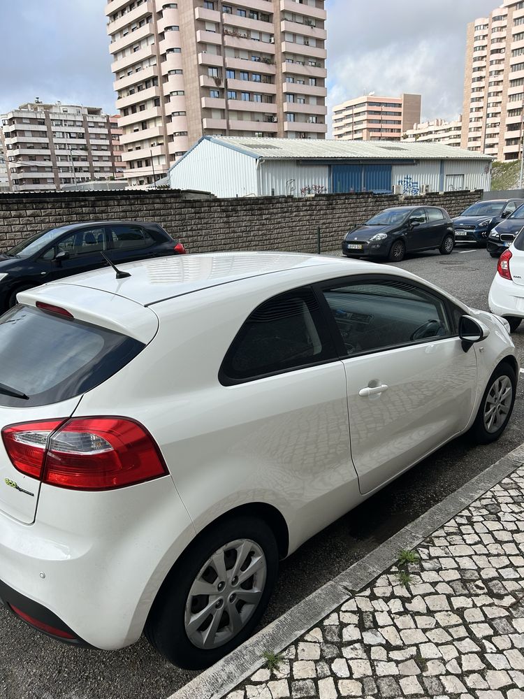 Kia Rio 1.1 CRDi EX Diesel branco único proprietário