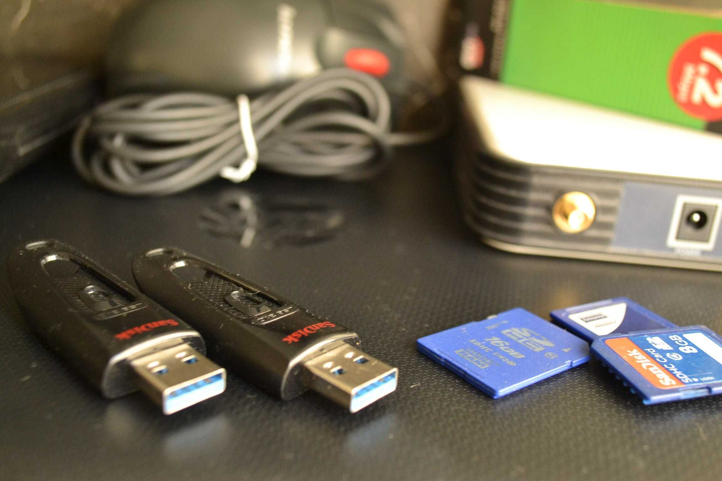 zestaw starej elektroniki 2x router 2x pendrive USB karty pamięci mysz